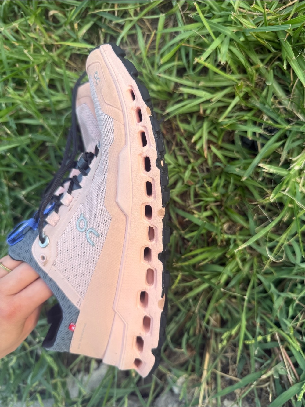On Running Women's Trail Shoe in Blush Pink size 7 - Picture 4 of 5